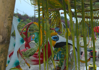 Oiseau "pneu" - Stand de Moïse au marché artisanal Artigwa à Sainte-Rose