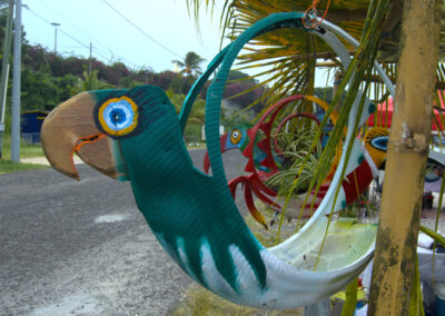Oiseau "pneu" - Stand de Moïse au marché artisanal Artigwa à Sainte-Rose